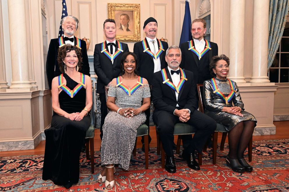 Foto: Die Preisträger des Kennedy Center 2022, Amy Grant, Gladys Knight, George Clooney und Tanya Lyonne, treffen sich mit den U2-Mitgliedern Adam Clayton, Larry Mullen Jr., The Edge und Bono im Außenministerium am 3. Dezember 2022 in Washington. 