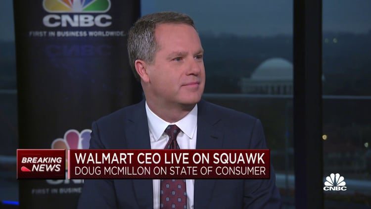 Der amerikanische Verbraucher bleibt gestresst und steht unter Inflationsdruck, sagt Wal-Mart-CEO Doug McMillon