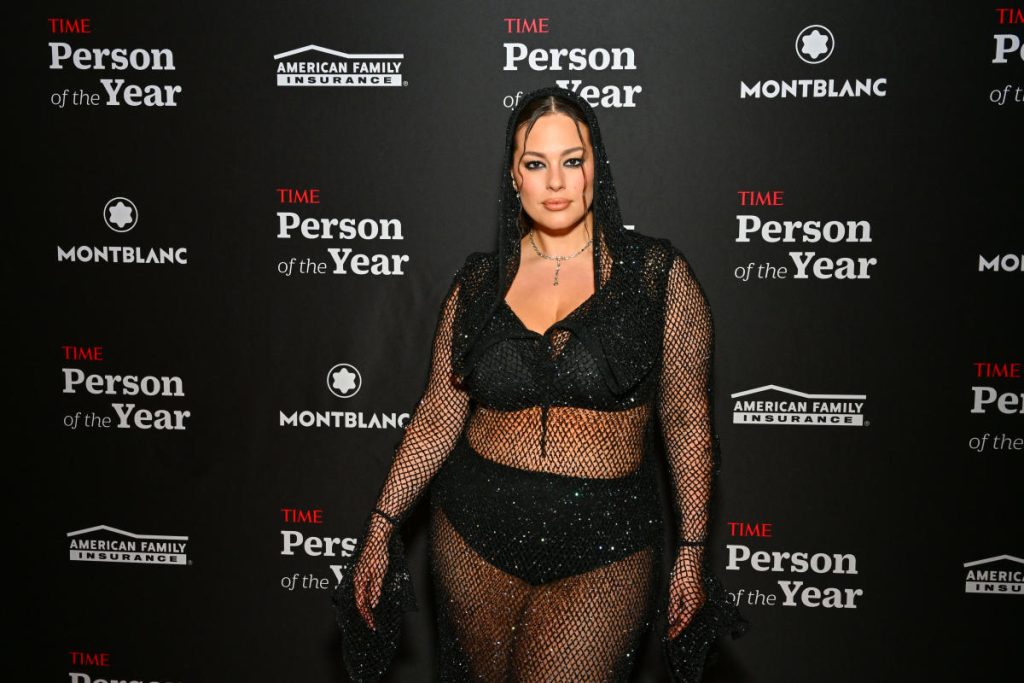 Ashley Graham trägt ein durchsichtiges Netzkleid