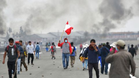 Demonstranten am Montag auf dem internationalen Flughafen Alfredo Rodriguez Ballón in Arequipa.