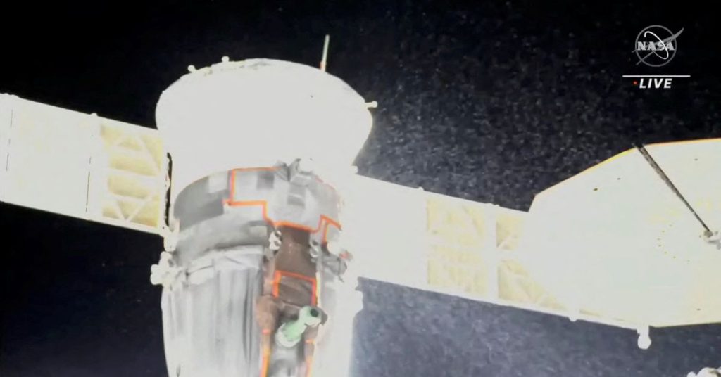 Ein ungeklärtes Leck eines angedockten Sojus-Raumschiffs bricht einen russischen Weltraumspaziergang an Bord der Internationalen Raumstation ab