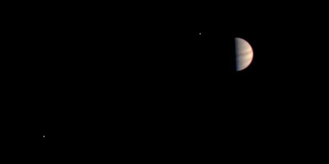 Dies ist die letzte Ansicht, die vom JunoCam-Instrument auf der Juno-Raumsonde der NASA aufgenommen wurde, bevor die Juno-Instrumente zur Vorbereitung des Einsetzens in die Umlaufbahn abgeschaltet wurden. 
