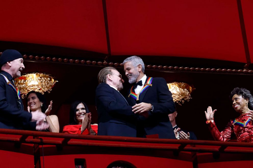 Foto: Die Preisträger Bono und George Clooney begrüßen sich neben The Edge und Tanya Lyonne bei der 45. Kennedy Center Honors Gala am 4. Dezember 2022 in Washington.