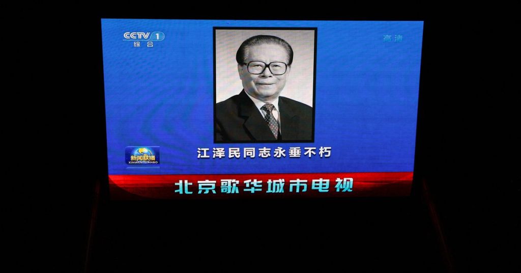 China trauert um den ehemaligen Führer Jiang Zemin Blumensträuße, schwarze Seiten