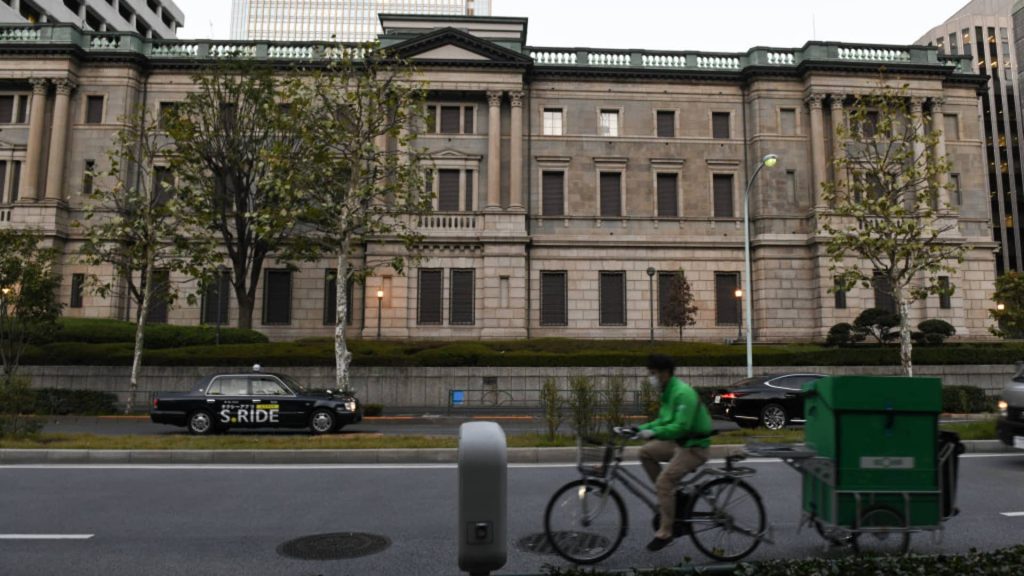 Der Nikkei 225 fällt um mehr als 2 %, nachdem die Bank of Japan das Renditeziel erweitert hat, der Yen stärkt
