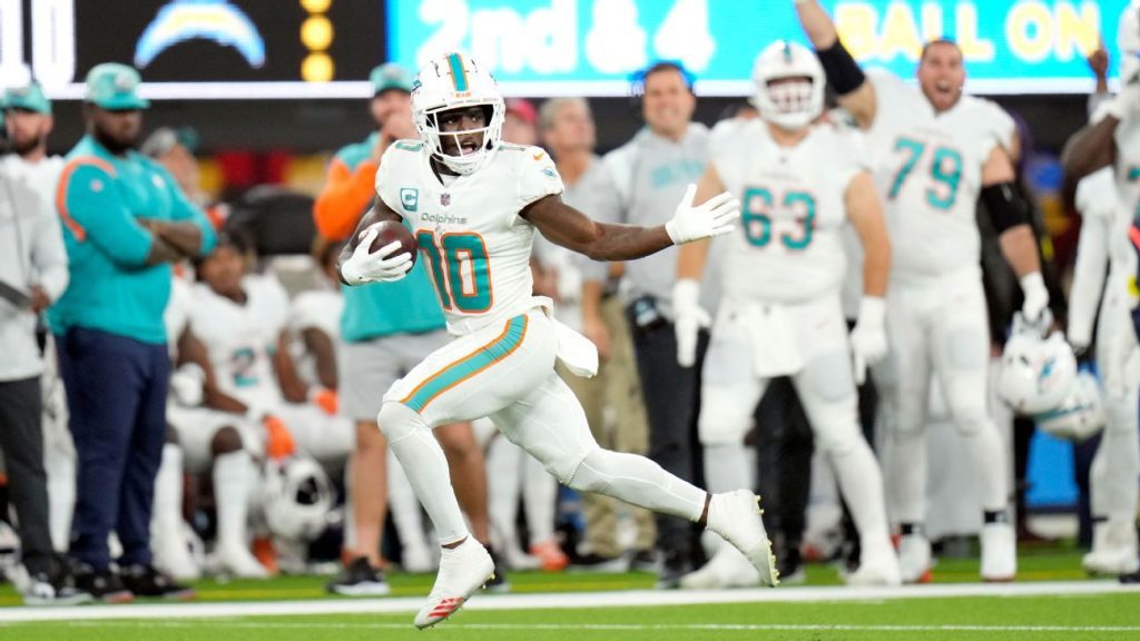 Der Tyreek Hill der Dolphins fummelte und ging 57 Yards für einen TD