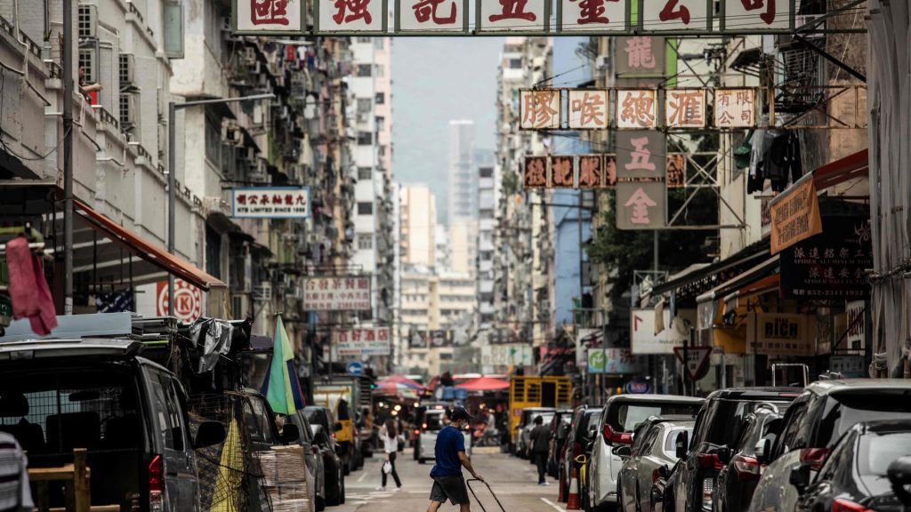 Die Aktien von Hongkong stiegen um fast 3 %, nachdem Berichten zufolge die Stadt erwogen hatte, ein Covid-Gesetz zu lockern