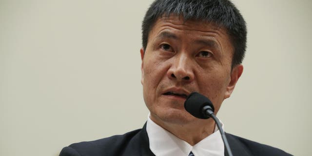 Fengsuo Zhou, ehemaliger Anführer der Tiananmen-Studenten, sagt während einer Anhörung vor dem Exekutivausschuss des Kongresses zu China am 4. Juni 2019 auf dem Capitol Hill in Washington, DC, aus. "Tiananmen at 30: Eine Untersuchung der Evolution der Repression in China." 