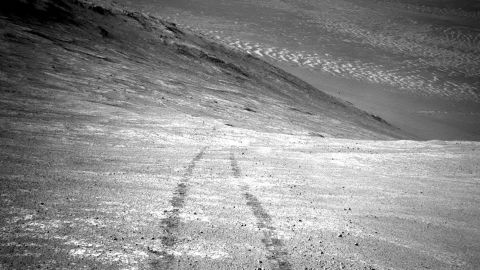Von seinem Sitz hoch oben auf einem Bergrücken aus nahm Opportunity dieses Bild eines Mars-Staubteufels auf.