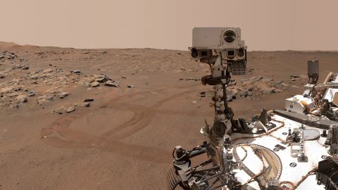 Der Persevering Rover machte ein Selfie auf einem Felsen namens Boulder 