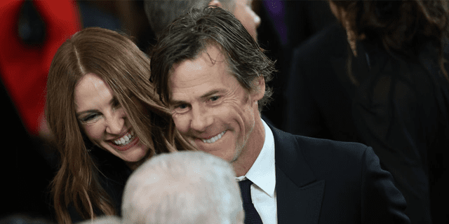 Die Schauspielerin Julia Roberts und ihr Mann, der Kameramann Daniel Moder, wurden am Sonntag bei einem Empfang im Weißen Haus lächelnd gesehen.