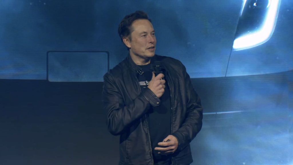 Tesla-CEO Elon Musk beginnt mit den ersten Sattelzugtransporten